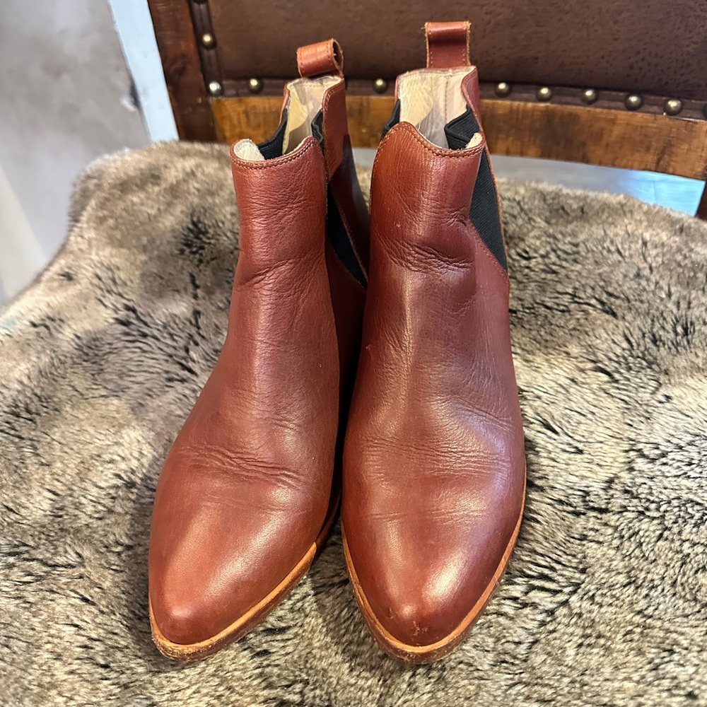 Nisolo Brown Butter Leather Chelsea Ankle Booties/Boot, Size 7